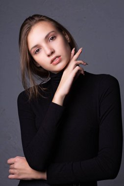 İnanılmaz genç model mükemmel cilt, stüdyoda poz ile atış testi