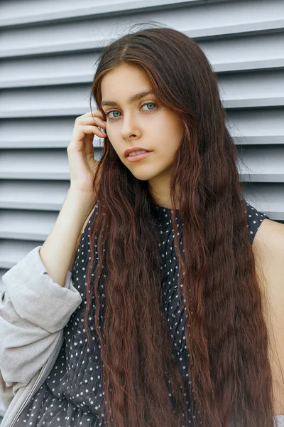 Urocza Długie Włosy Brunetka Młoda Kobieta Stwarzających Pobliżu Metalowe Żaluzje — Zdjęcie stockowe