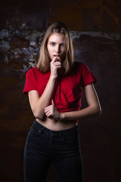 Тестовая Стрельба Сексуальной Молодой Женщины Носит Джинсы Рубашку — стоковое фото