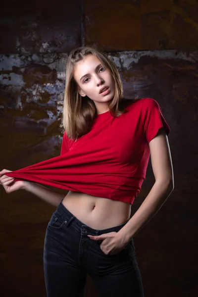 Испытательная Стрельба Прекрасной Молодой Женщины Носит Джинсы Рубашку — стоковое фото