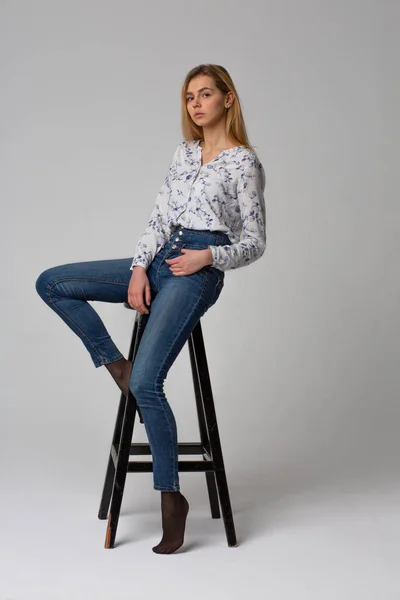 Testshooting Voller Länge Für Zarte Junge Frau Trägt Blaue Jeans — Stockfoto