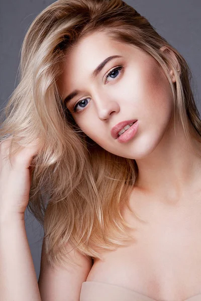 Piękno Portret Elegancki Młoda Kobieta Idealnym Zdrowej Skóry Naturalnego Makijażu — Zdjęcie stockowe