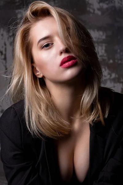 Retrato Mujer Rubia Seductora Con Chaqueta Con Escote Posando Estudio — Foto de Stock