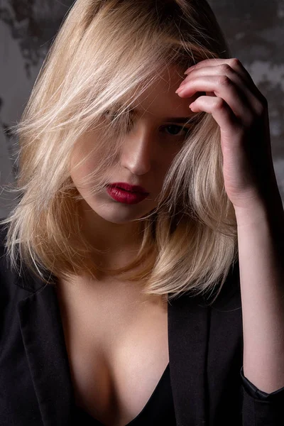 Portret Atrakcyjny Blond Kobieta Noszenia Kurtka Dekoltu Pozowanie Studio Cieni — Zdjęcie stockowe