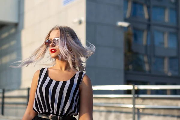 Adorabile Donna Bionda Con Gli Occhiali Posa Con Capelli Svolazzanti — Foto Stock