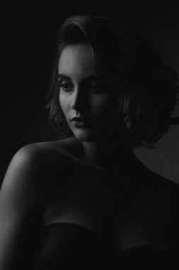 Çıplak omuz ile cazibe esmer modeli siyah beyaz portre
