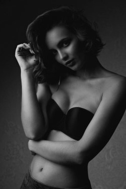 Siyah ve beyaz iç çamaşırı giyen güzel esmer kadın portresi