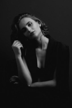Kontrast ışık ile poz dalga saçlı güzel esmer kadın portresi. Siyah ve beyaz tonlama
