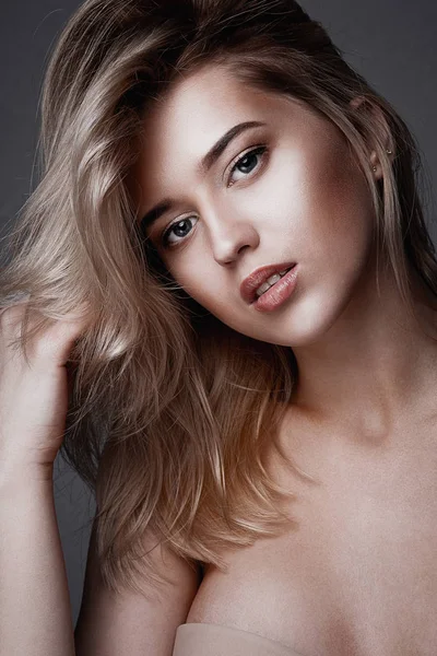 Closeup Retrato Beleza Menina Loira Luxuosa Com Pele Perfeita Maquiagem — Fotografia de Stock