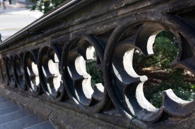 Tırabzan ayakları gri güneşli bir günde eski merdiven beton yapılmış