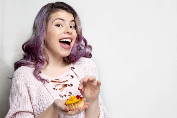 Excited Young Woman Purple Hair Enjoying Tasty Dessert Berries Empty — Stock Photo, Image