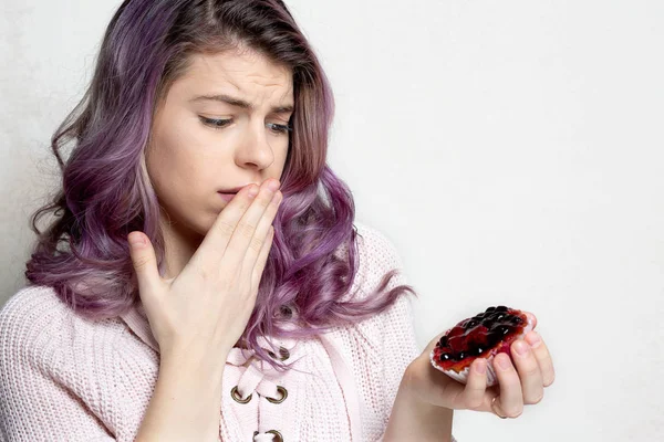 Jonge Vrouw Met Zoete Dessert Met Bessen Van Streek Lege — Stockfoto