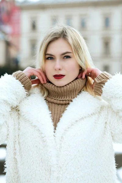 Closeup Portrait Attractive Woman Wears Coat Posing City — Stock Photo, Image