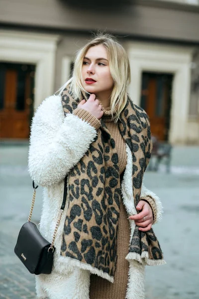 Pretty Blonde Woman Wears Coat Knit Scarf Walking City — Stock Photo, Image