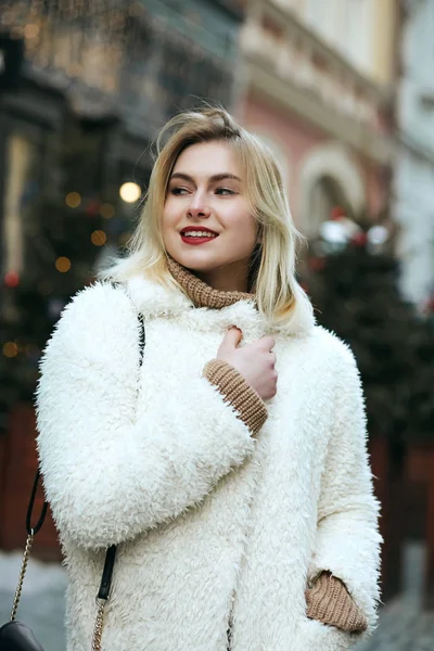 Happy Blonde Woman Wears Winter Coat Black Purse Walking City — Stock Photo, Image