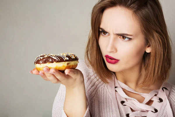 Jonge Verdachte Vrouw Met Roze Lippen Houdt Van Chocolade Donut — Stockfoto