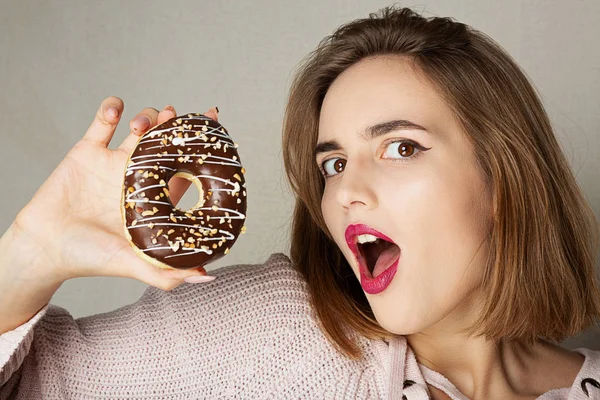 Young Surprised Woman Pink Lips Holding Chocolate Donut Grey Background — Stock Photo, Image