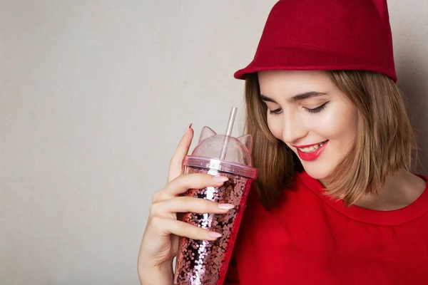 Vrij Lachende Vrouw Draagt Rode Glb Trui Houden Cocktail Bij — Stockfoto