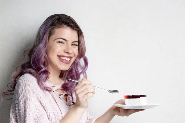 Cheerful Young Woman Purple Hair Enjoying Cheese Cake Berries Empty — Stock Photo, Image