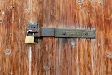 Yaşlı gates ile metal bir kilit. Closeup çekim