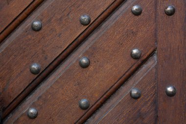 Kahverengi ahşap arka plan kayışları çivi ile yapılmış. Portre fotoğraf