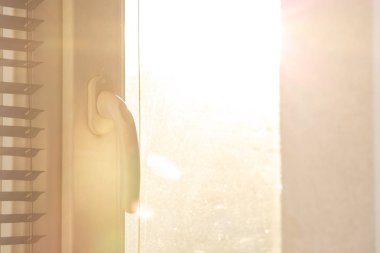 Plastik pencere kolu güneş ışınları ile. Metin için yer