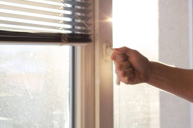 Erkek el pencere jaluzi güneşli sabah açılış. Metin için yer