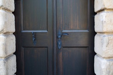 Siyah ahşap kapının üzerindeki sahte tanıtıcıları closeup çekim