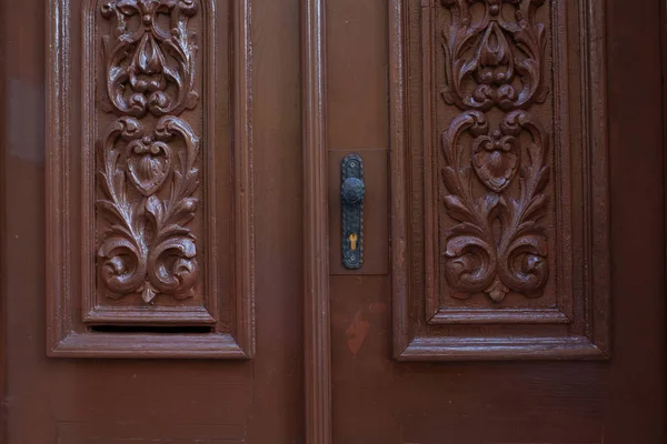 Porte Sculptée Rétro Avec Une Poignée Simple Gros Plan — Photo