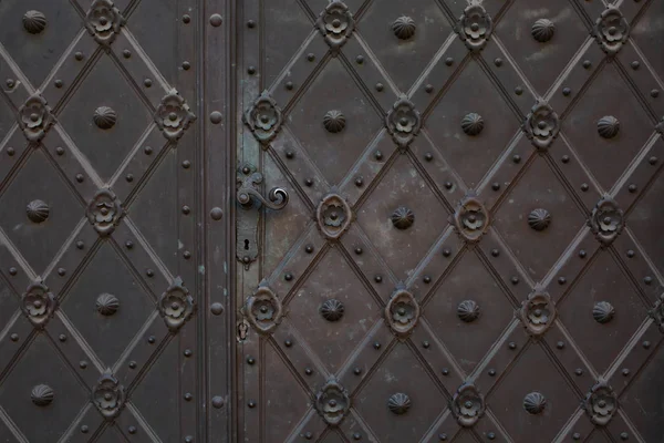 Oude Roestige Metalen Deur Met Een Knop Het Sleutelgat Ruimte — Stockfoto