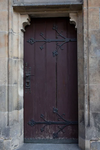 带锻造的旧木制棕色门 — 图库照片
