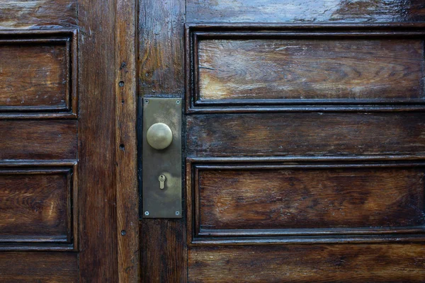 Leeftijd Gelakte Deur Met Metalen Slot Handvat Buiten Close Shot — Stockfoto