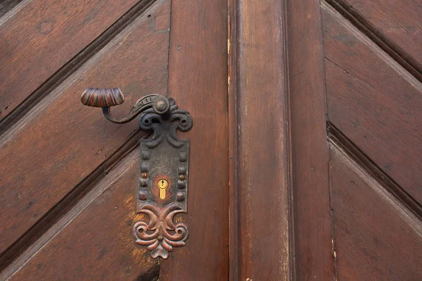 茶色の木製のドアの素朴な金属製のドアのハンドル 空の空間 — ストック写真