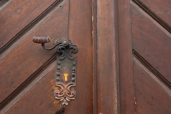 Punho Porta Metal Rústico Uma Porta Madeira Marrom Espaço Vazio — Fotografia de Stock