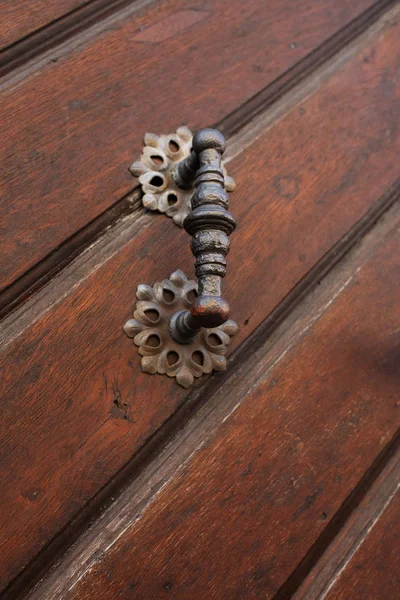 茶色の木製のドアのヴィンテージ ハンドル クローズ アップ ショット — ストック写真