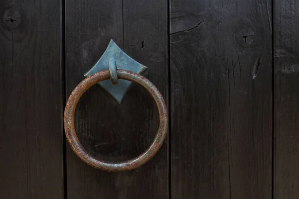 ビンテージ リング ドアノッカー玄関木製ドアに コピー スペース — ストック写真