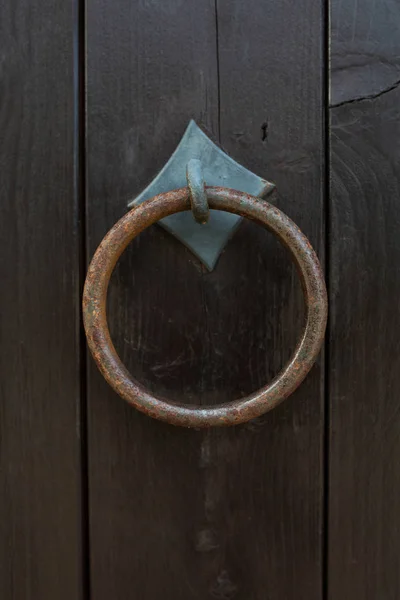 Paslı Kapı Halka Bir Giriş Ahşap Kapı Tokmağı Closeup Çekim — Stok fotoğraf
