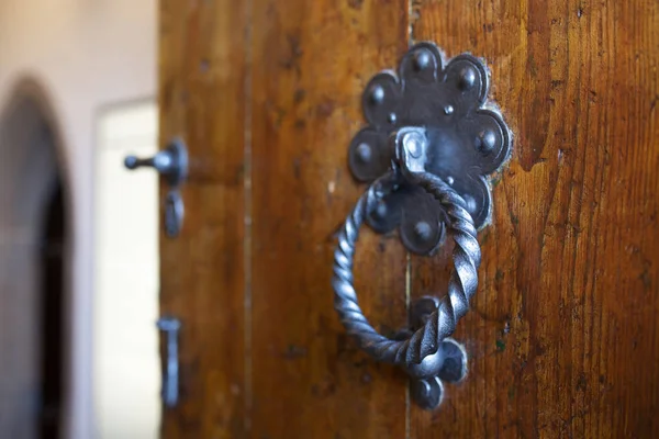 玄関木製ドアの金属製のドアのノッカー コピー スペース — ストック写真