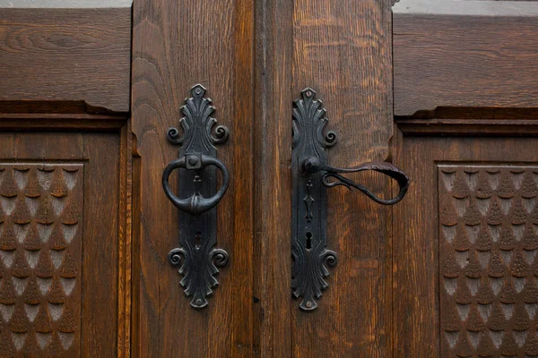 Yapımı Demir Kapı Kolu Kahverengi Dekoratif Ahşap Kapı Closeup Çekim — Stok fotoğraf