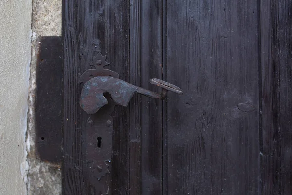 Close Shot Van Leeftijd Deurklink Een Zwarte Houten Deur Ruimte — Stockfoto