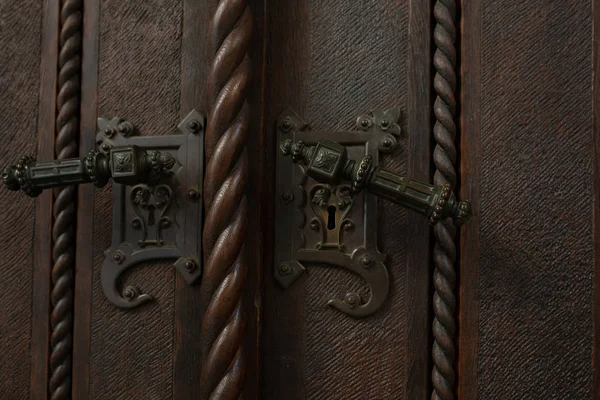 茶色の装飾的な木製のドアに手作りのドア ハンドル クローズ アップ ショット — ストック写真