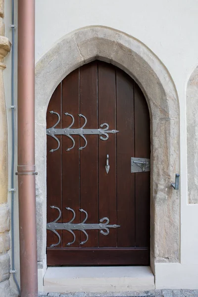 Gebogen Houten Deur Met Handgemaakte Handvat Smeden Buiten Schot — Stockfoto