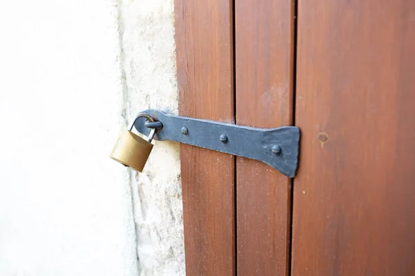 Houten Schuur Deur Met Metalen Slot Buiten Ruimte Voor Tekst — Stockfoto