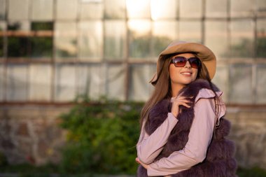 Doğal makyaj şapka, sunglasse ile muhteşem tabaklanmış model