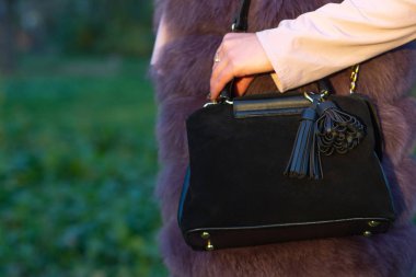 Sokak moda kavramı. Moda kız siyah süet pur holding