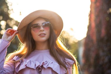 Sihir tabaklanmış model şık şapka ve güneş gözlüğü, ou poz