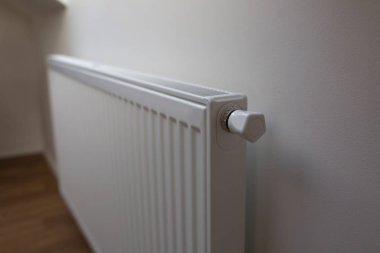 Denetleyicisi ile beyaz elektrikli ısıtıcı