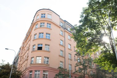 Güneşli bir gün eski sokakta Prag zirvesinde