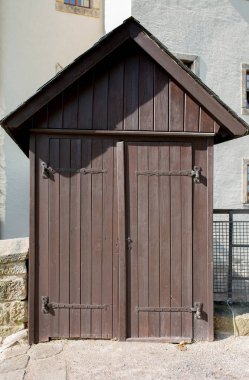 Eski boyalı ahşap ahır 