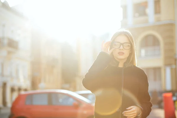 Magnificent blonde model wears glasses and walking down sunny st — Stock Photo, Image